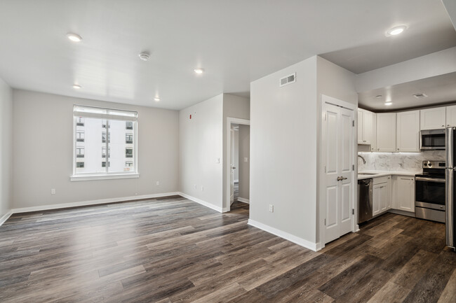 Building Photo - 4217 Chestnut St
