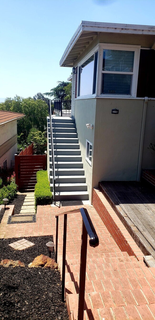 Building Photo - 4861 Reinhardt Dr