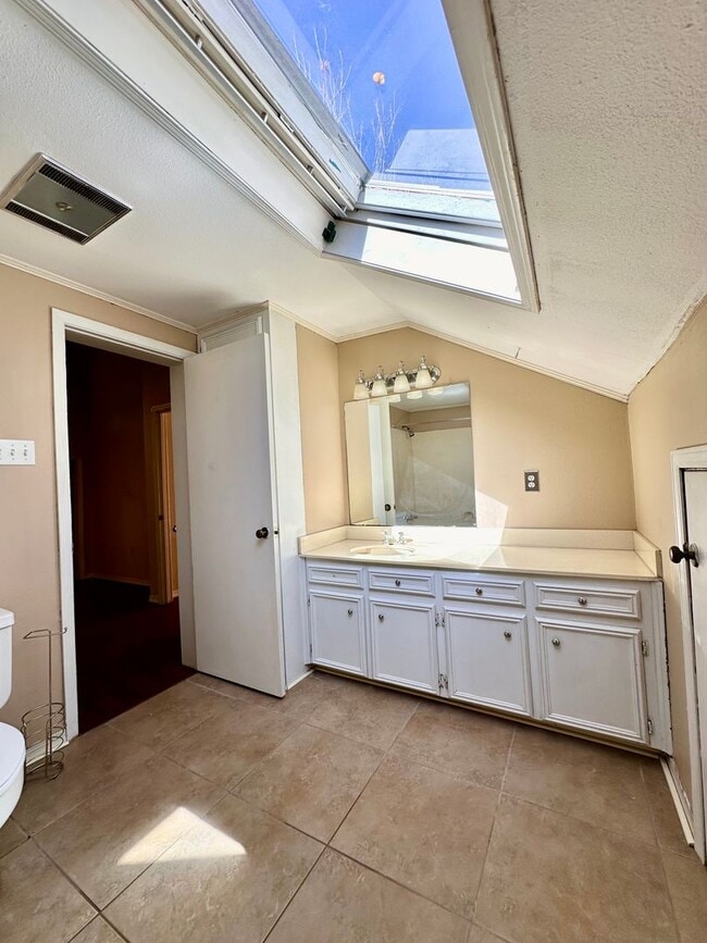 Building Photo - 3BR 2BA LSU Area
