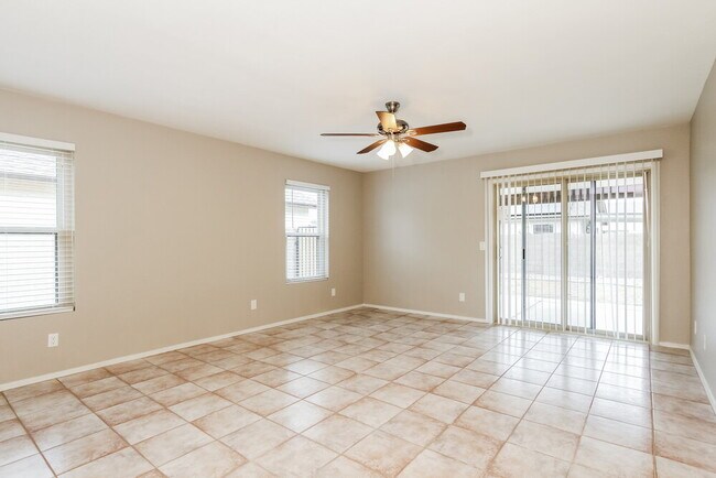 Foto del edificio - 8725 W Willowbrook Dr
