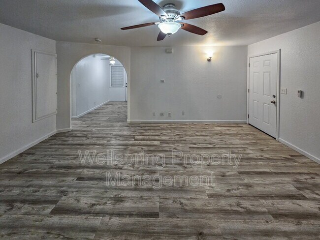 Foto del edificio - 117 S Silver Ridge St