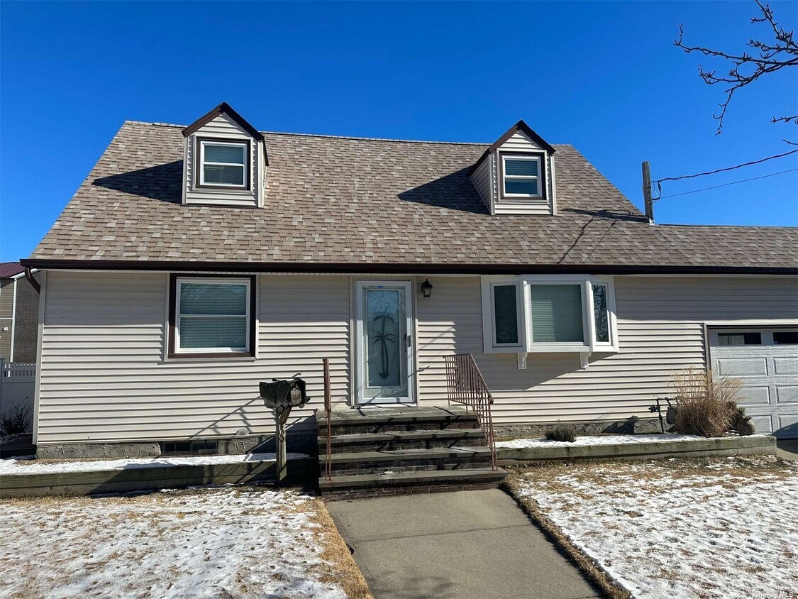 Primary Photo - 69 Stirling Ave