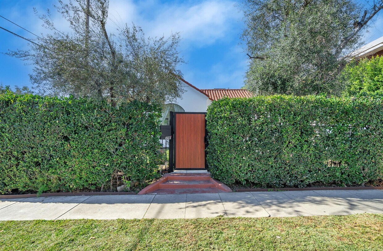 Foto principal - 603 N Edinburgh Ave