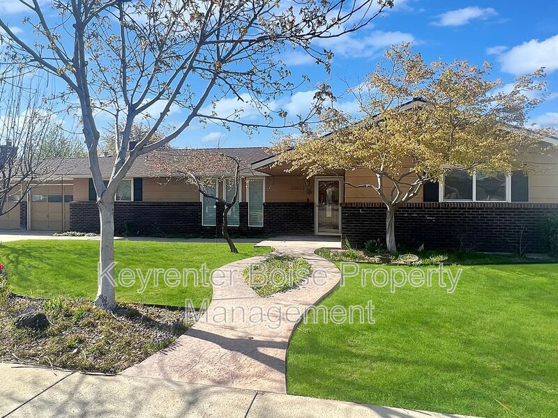 Foto principal - 10449 W Skycrest Dr