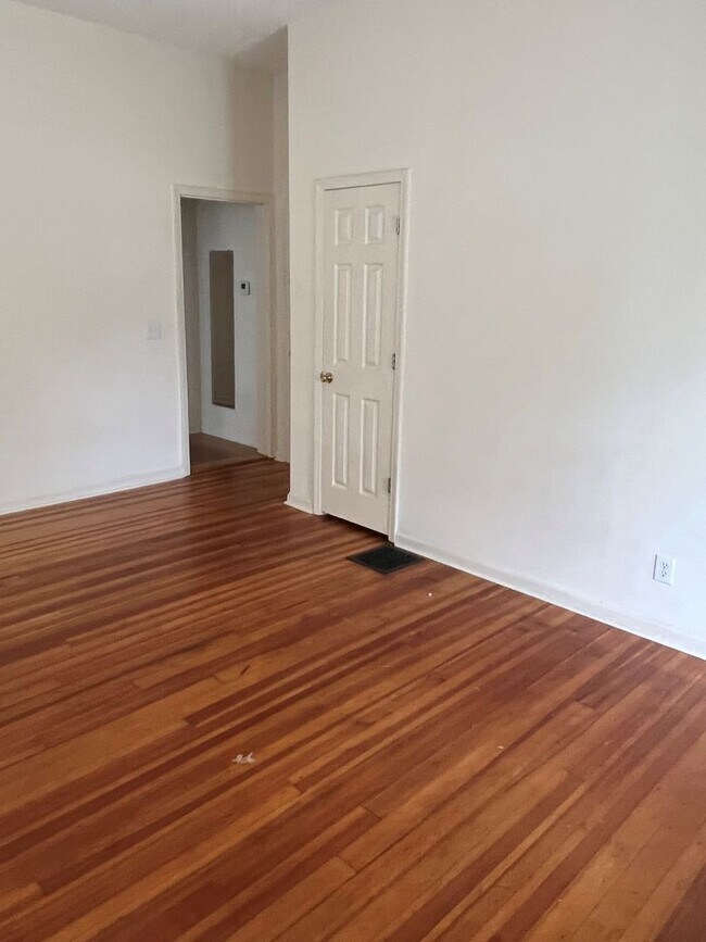 Foto del edificio - Nice 1 Bed 1 Bath Unit! Available Fall 2025!