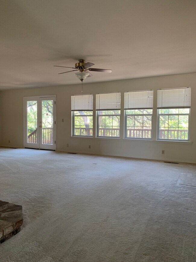 Foto del edificio - Spacious 3-Bedroom Home with Greenbelt Views & Landscaping Included