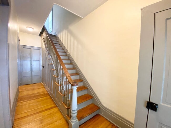 Building Photo - 5 bedroom /2 bath mins. from UC for $650/pp ($3,250/mo) w/ off-street parking included!