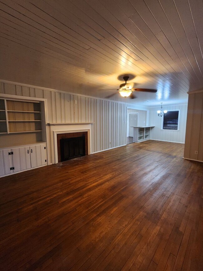 Foto del edificio - Spacious 3-Bedroom Brick Home with Firepla...