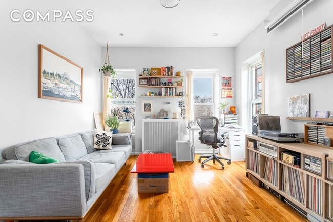 Photo - 258 Halsey St House