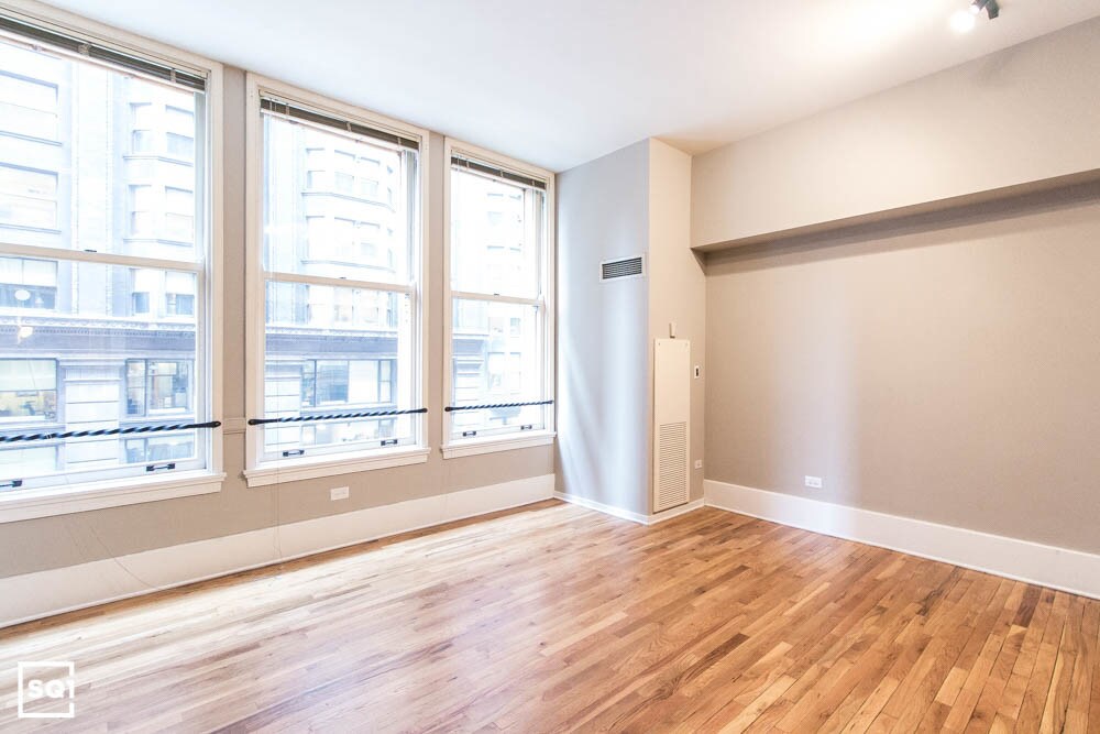 Primary Photo - LOOP: Tall Ceilings and Modern Kitchen