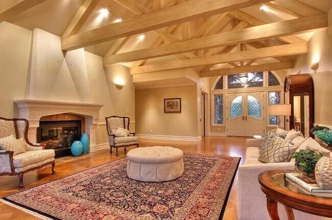 Foto del edificio - Breathtaking 5 Bedroom Manor in Saratoga