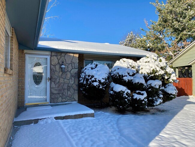 Building Photo - Spacious Tri-Level Home Featuring 4BD/2.5B...