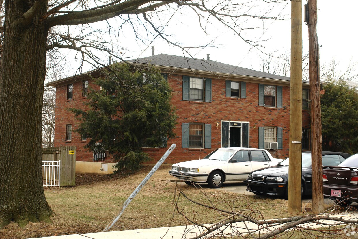 cars blocking most of the views - 3018 Pamela Way