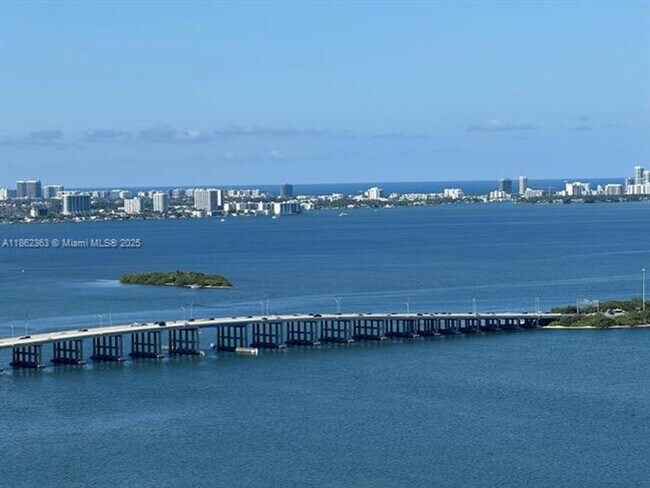 Foto del edificio - 700 NE 24th St