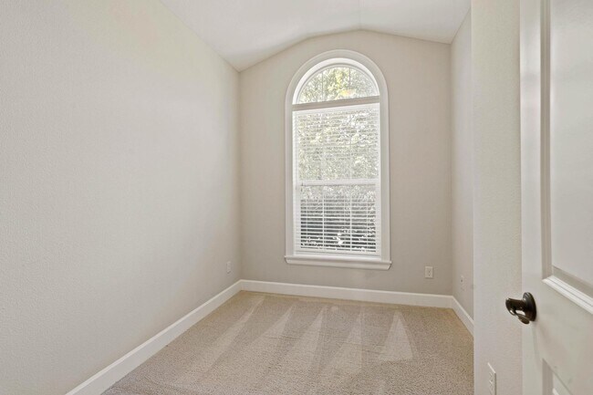 Foto del edificio - Spacious 4-bdrm/3-bath in North Bethany—Ga...