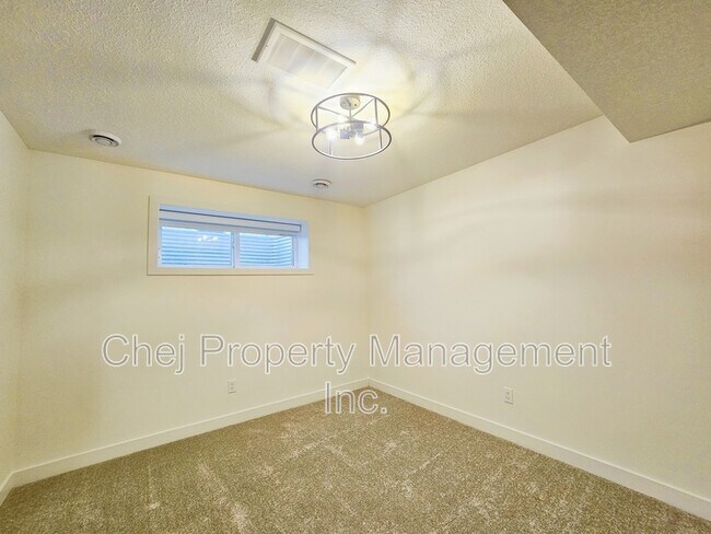 Photo du bâtiment - 6341-6341 King Wynd SW