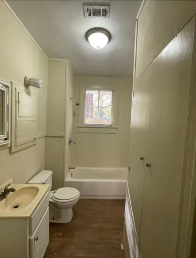 Building Photo - 808 Camp St