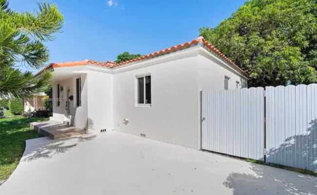 Building Photo - 15 Oviedo Ave