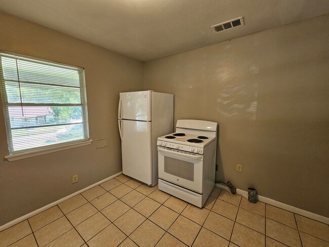 Building Photo - 2bed 1 bath near VA Hospital