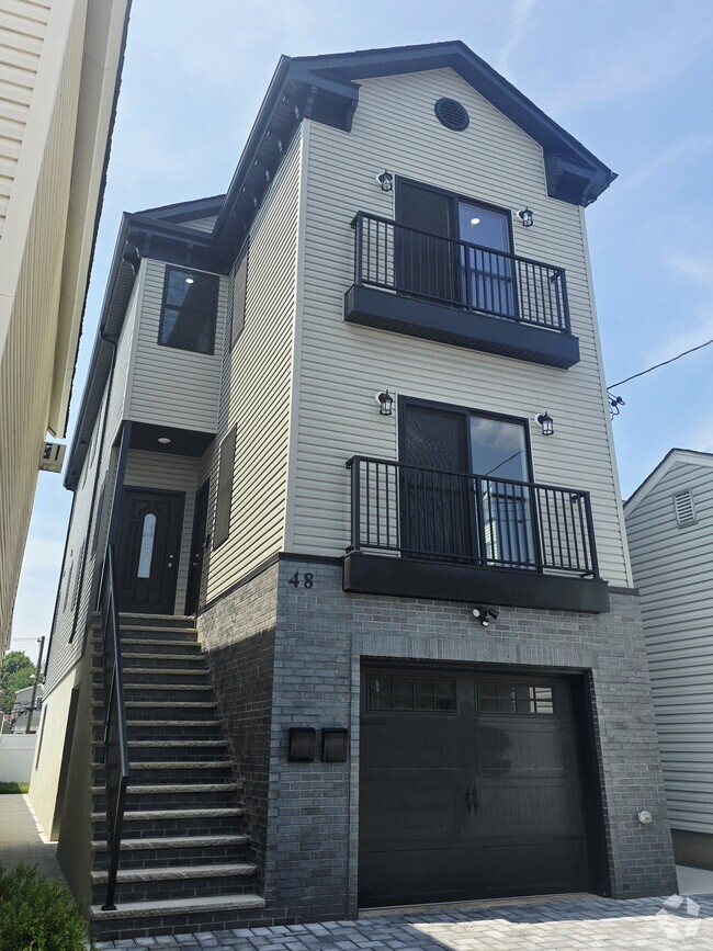 Building Photo - 48 Evergreen St