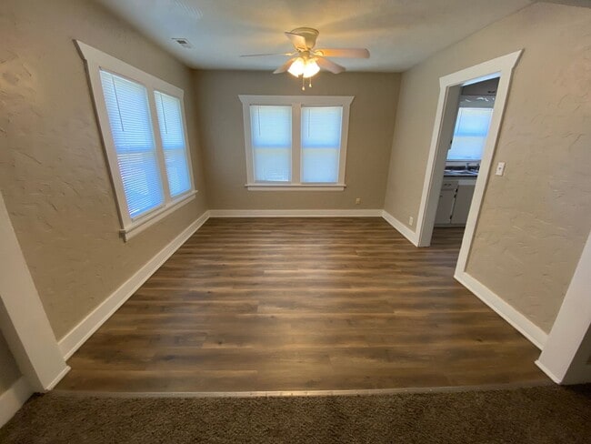 Building Photo - AVAILABLE NOW!  2 bedroom 1.5 bathroom