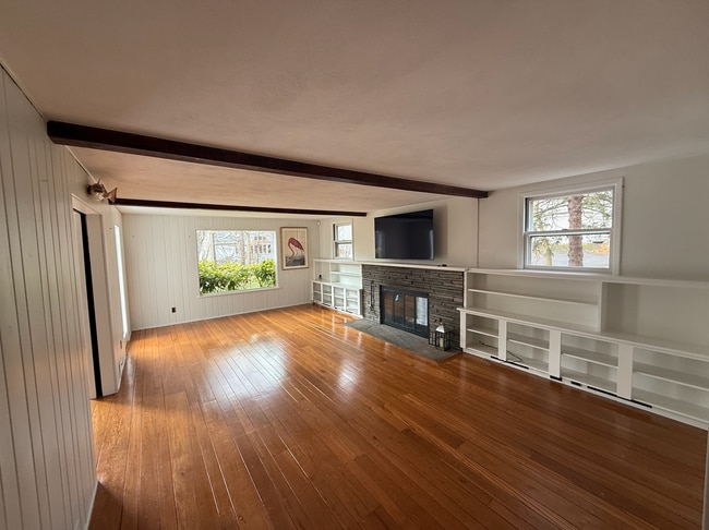 ¡Sala de estar luminosa y brillante! - 5 Little Brook Rd