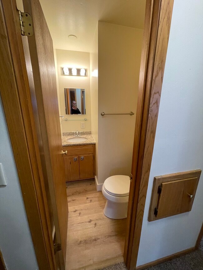 Baño pequeño - 2710 S 68th St