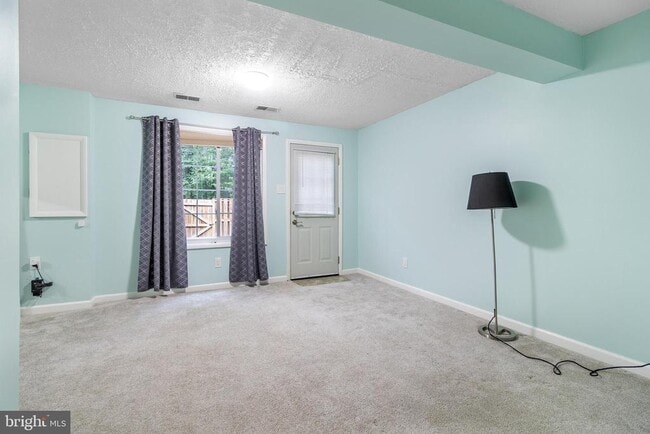 Foto del edificio - 8345 Windfall Rd