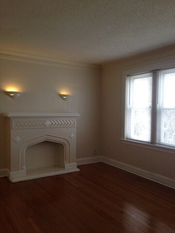 Building Photo - 11107 S Emerald Ave
