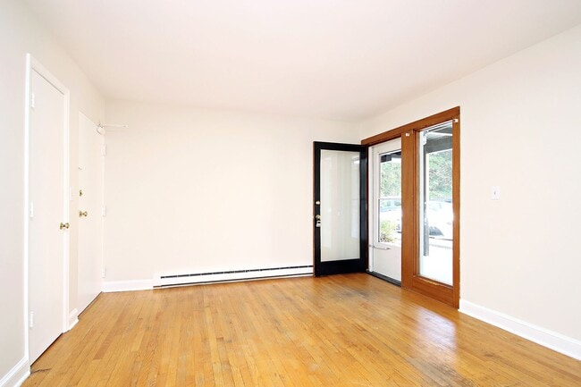 Building Photo - Student-Friendly Ivy Rd Apartment Near Foo...