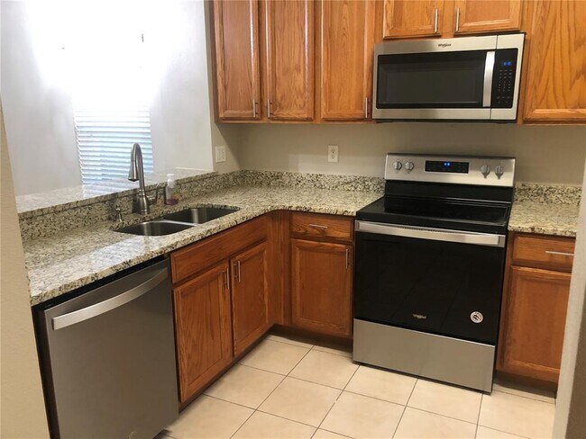 Building Photo - 550 Chelsea Dr