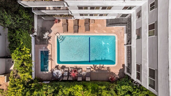 Foto del edificio - 7259 Hillside Ave