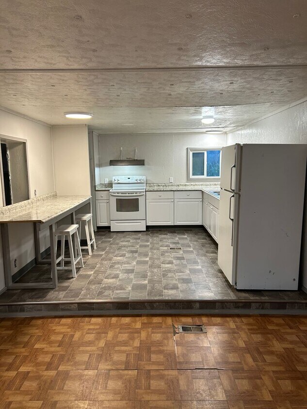 Foto principal - 3 bed 1 bath trailer - Available for 6 mon...