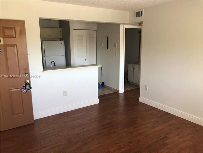 Building Photo - 350 Palm Cir W