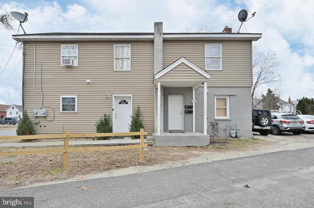 Building Photo - 417 Garrison Ave