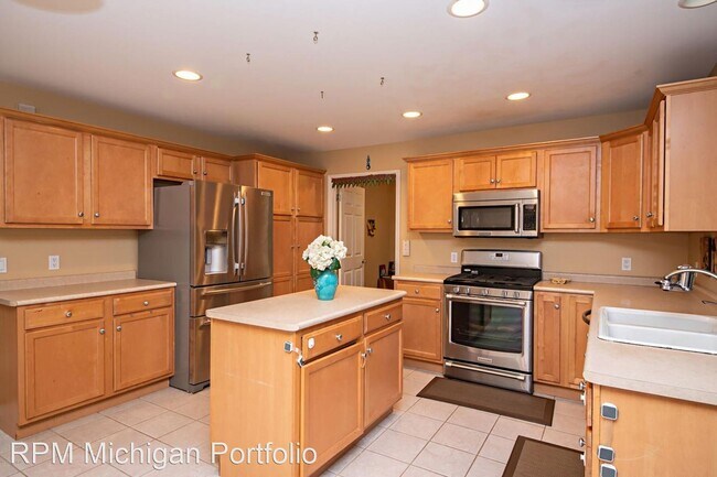 Building Photo - 4 br, 3.5 bath House - 2500 Holiday Place
