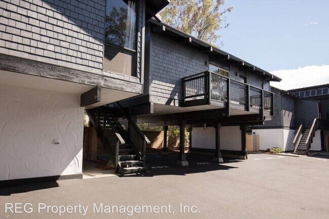 Building Photo - 1039 Montalban St