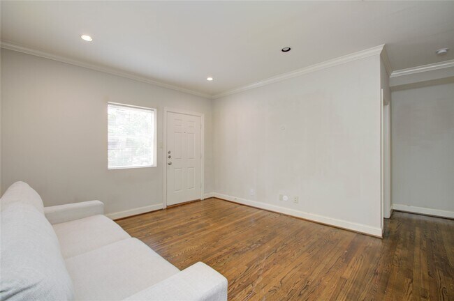 Foto del edificio - 6503 Mapleridge St