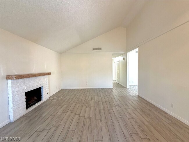 Foto del edificio - 6200 Cedarwood Ave