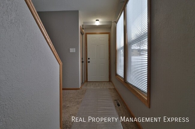 Building Photo - Spacious 3 Bedroom Duplex on the East Side...