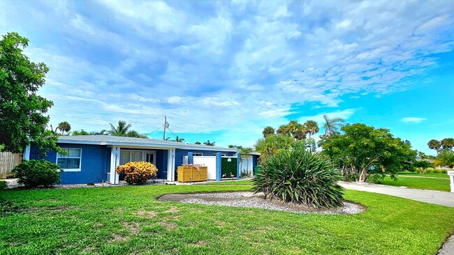 Foto del edificio - True Cocoa Beach Pool Home- Big Back Yard ...