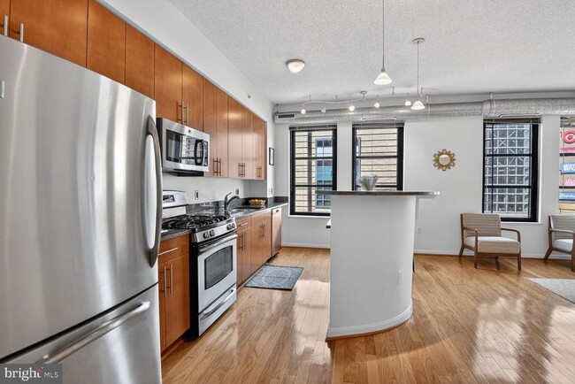 Building Photo - 1390 Kenyon St NW