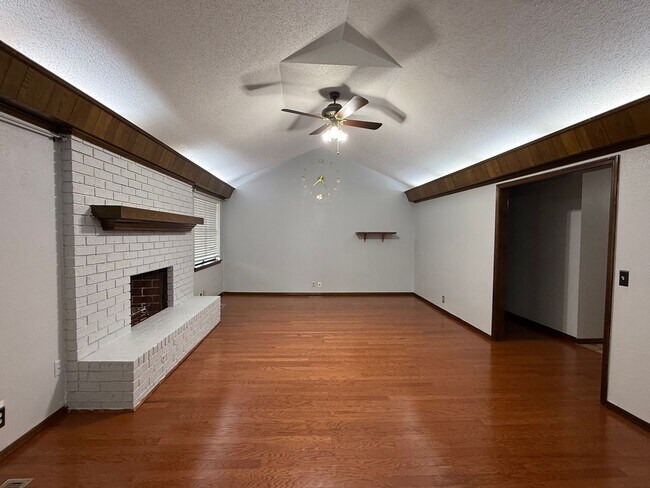 Building Photo - Must See! Welcome home to your new 3 bedroom, 2 bath home!