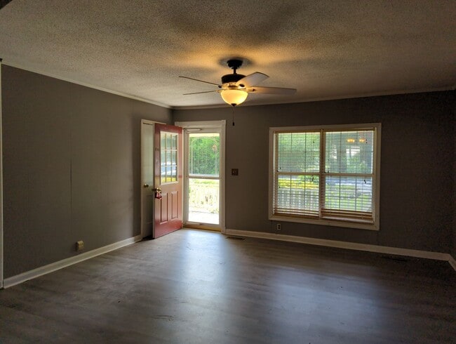 Building Photo - Chickamauga House Available