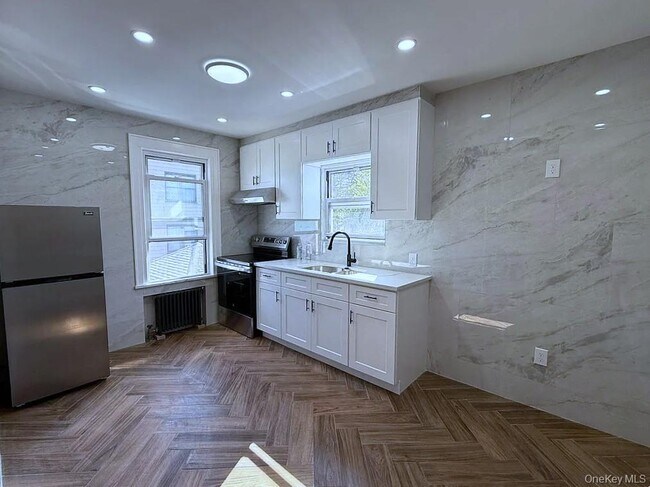 Foto del edificio - 60-50 59th Dr