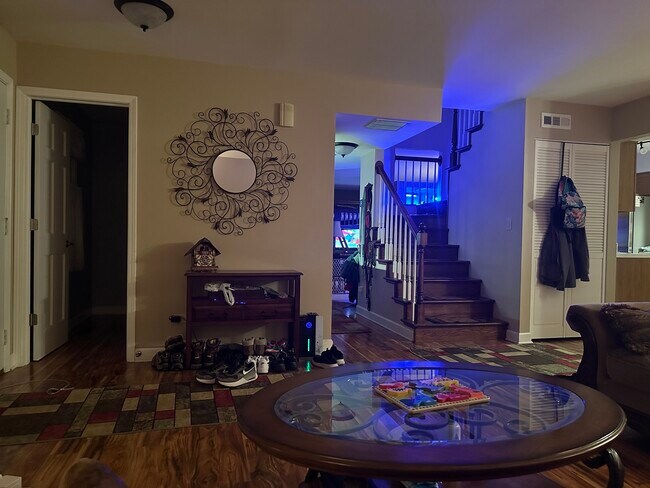 Foto del edificio - 716 Greenmeadow Ct