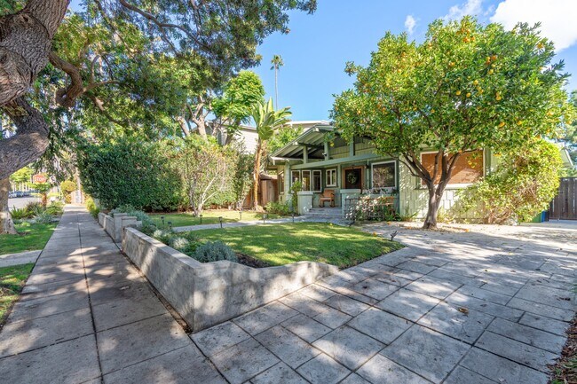 Foto del edificio - 1550 N Sierra Bonita Ave