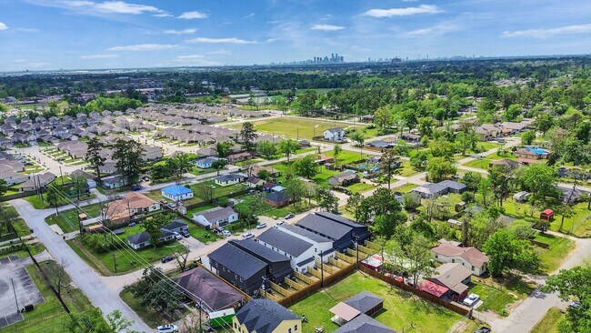 Foto del edificio - Brand New 3 Bed / 2.5 Bath Duplex Move-In Ready!