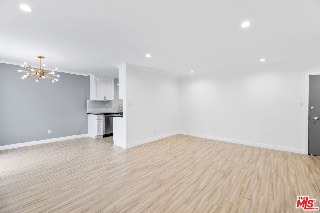 Primary Photo - 960 Larrabee St