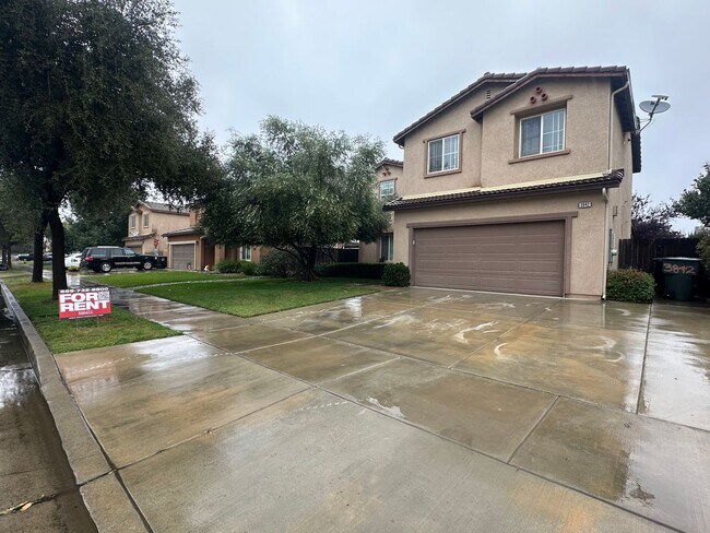 Foto del edificio - Two story home in NW Visalia Rent Ready!